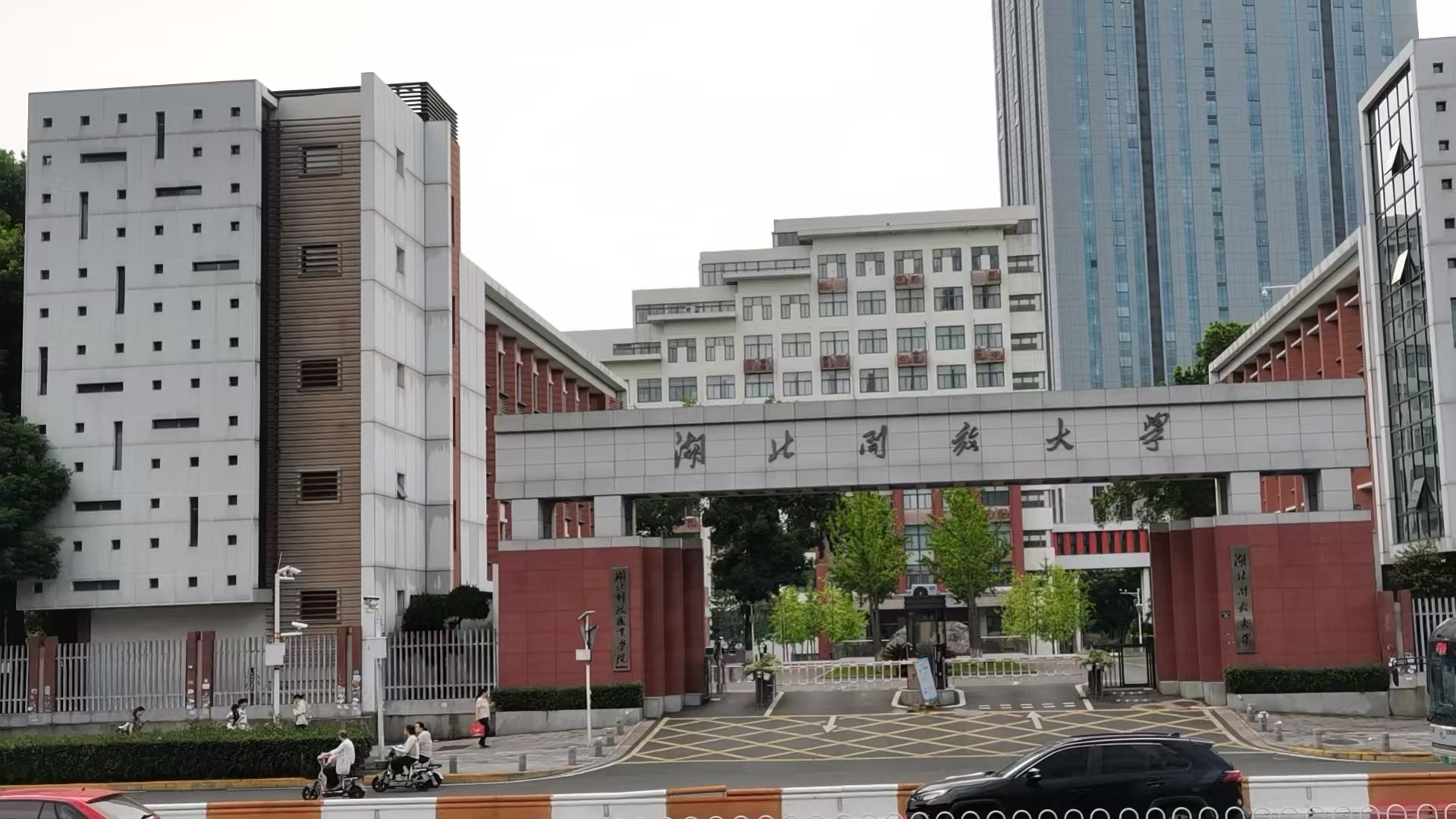 宝妈想报学历怕机构不负责，武汉哪家机构有耐心细心的女老师？