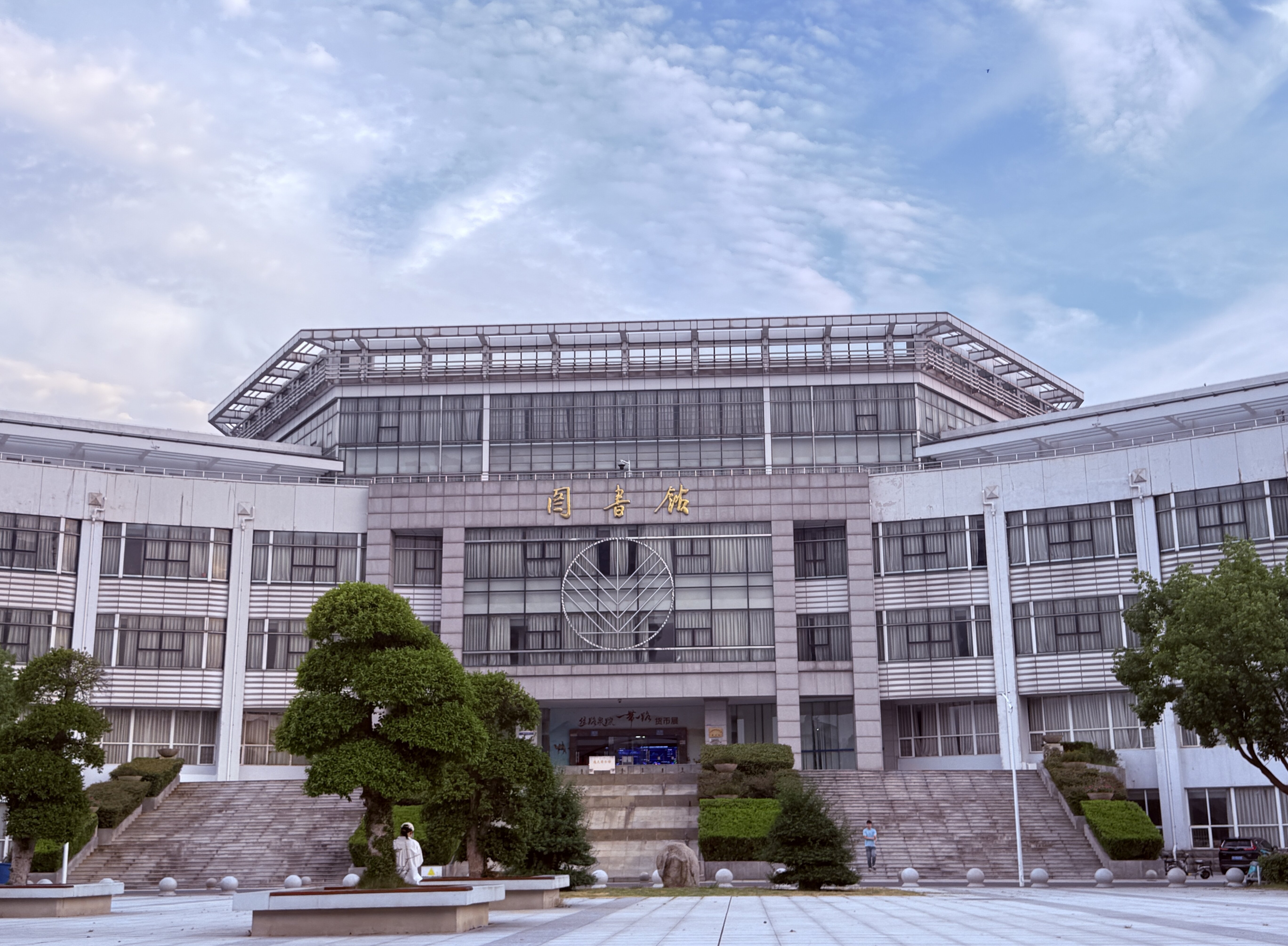 初中学历上班族想提升，怕影响政审又没时间，看睿栋如何解决！
